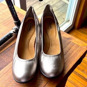 Clarks Women's Neiley Pearl Metallic leather pumps. 9.5